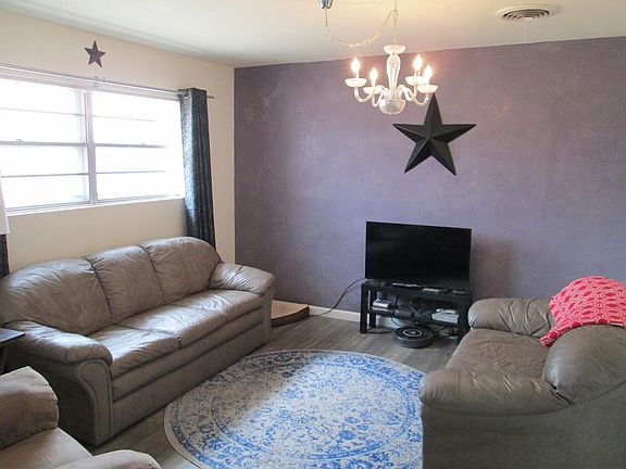 4th image of 1020 W Kansas St