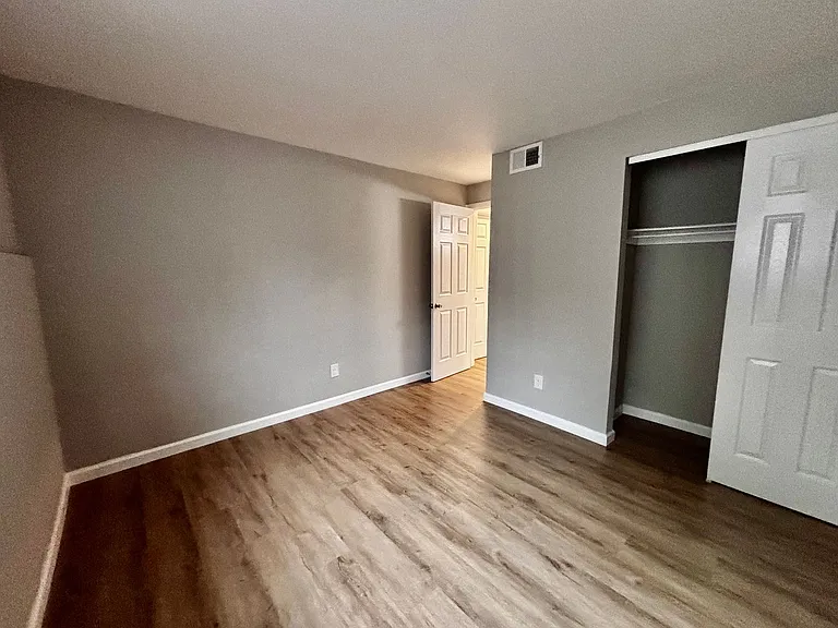 Flowerdale Apartments — Photo 23