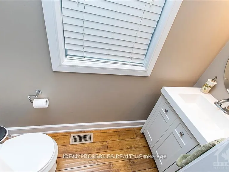 17 Anna Ave — Photo 4
