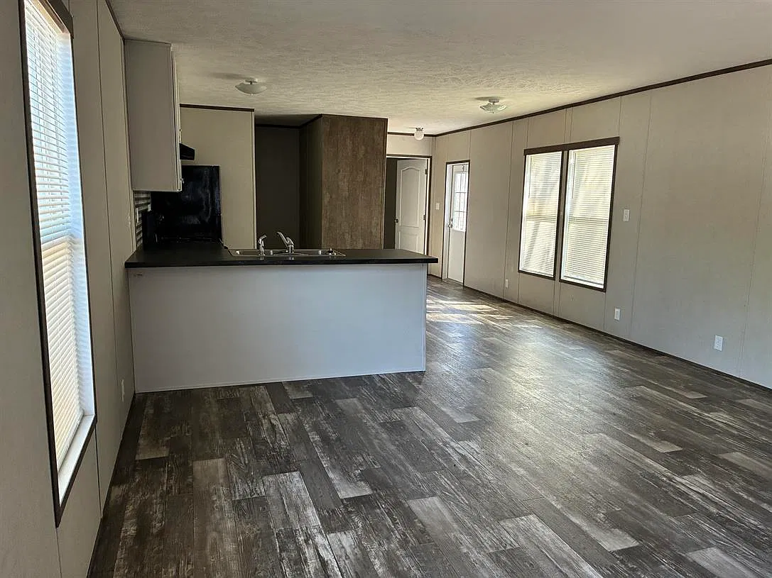 215B — Photo 3
