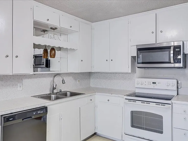 6046 Hugo Dr — Photo 15