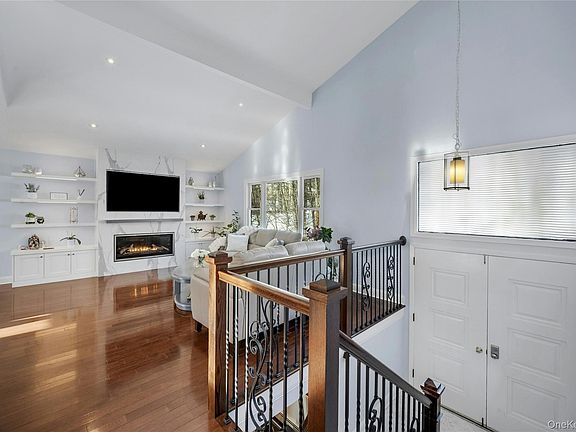 3rd image of 30 Highclere Lane