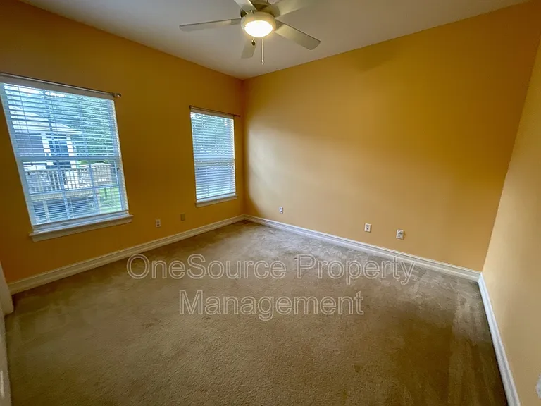 979 Watersview Dr — Photo 25