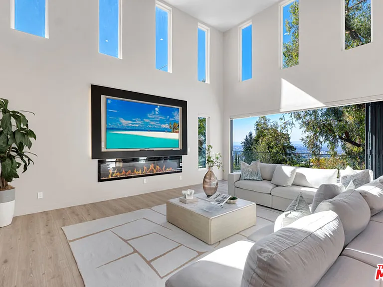 7966 Mulholland Dr — Photo 8