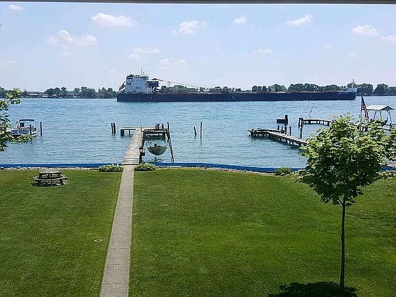 65 Foot River frontage!