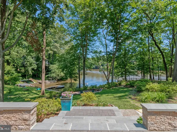 6320 Crosswoods Cir, Falls Church, VA 22044