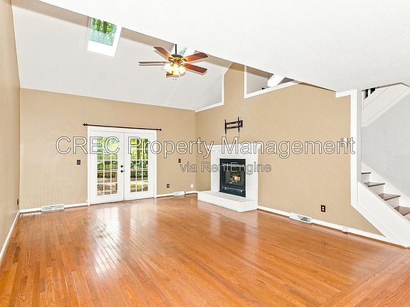 4th image of 114 Queensbury Cir