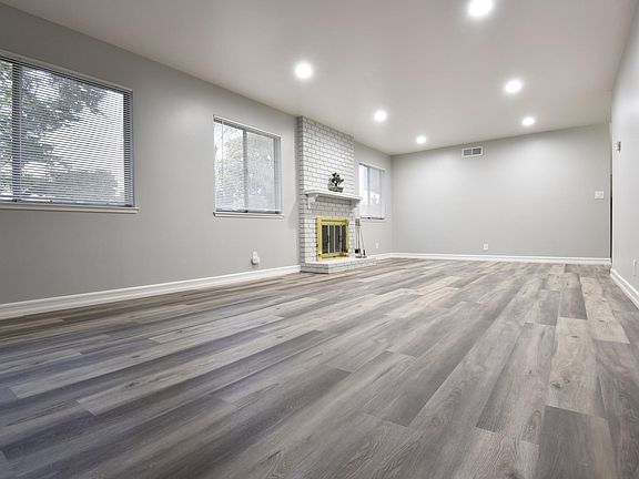 4th image of 2950 Roberta Ct