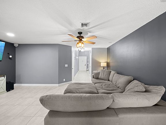 4th image of 1928 Discovery Circle E