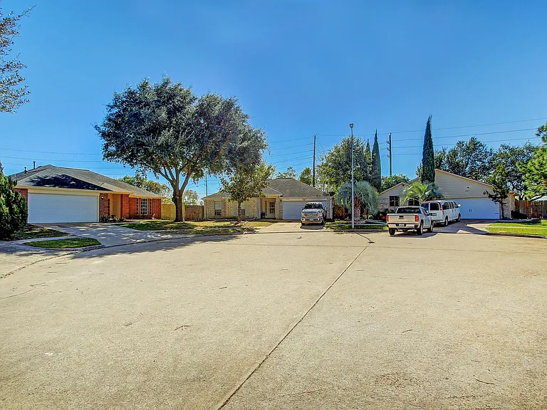 6506 Larissa Cir — Photo 32