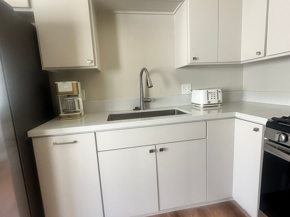 1st image of 970 W 18th St #B