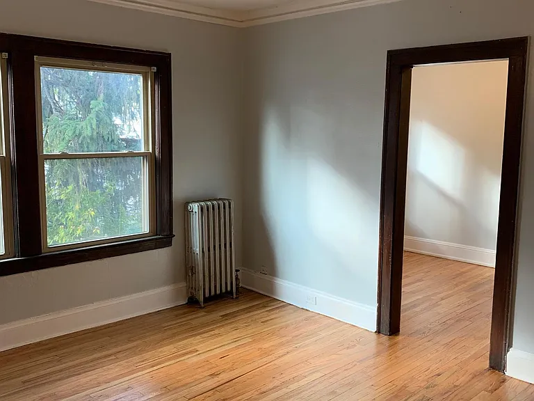 Living Room (2 of 2)