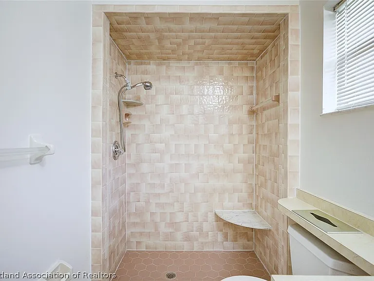 1602 Carrington Ave — Photo 24