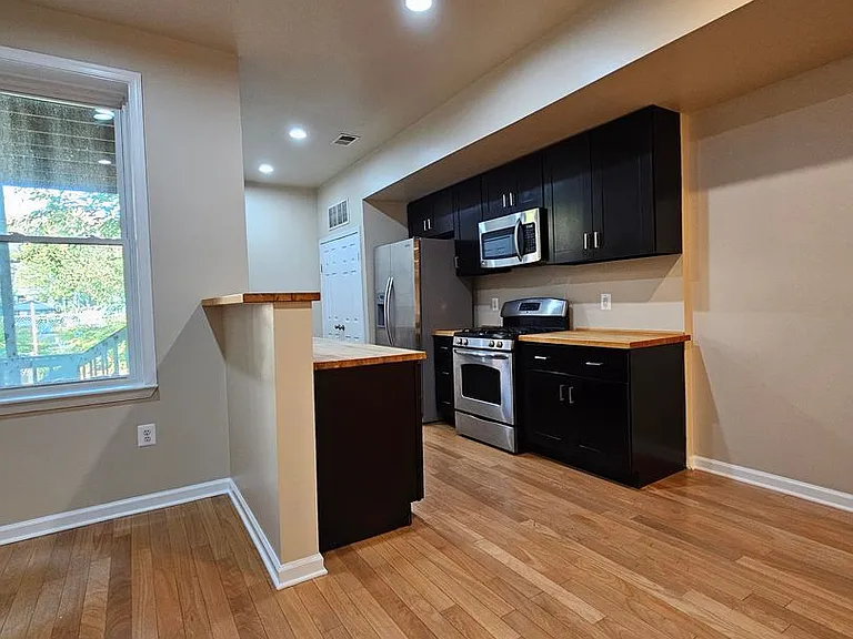 1016 6th St NE — Photo 3