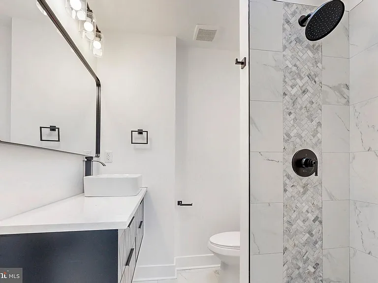 2320 W Lexington St — Photo 25