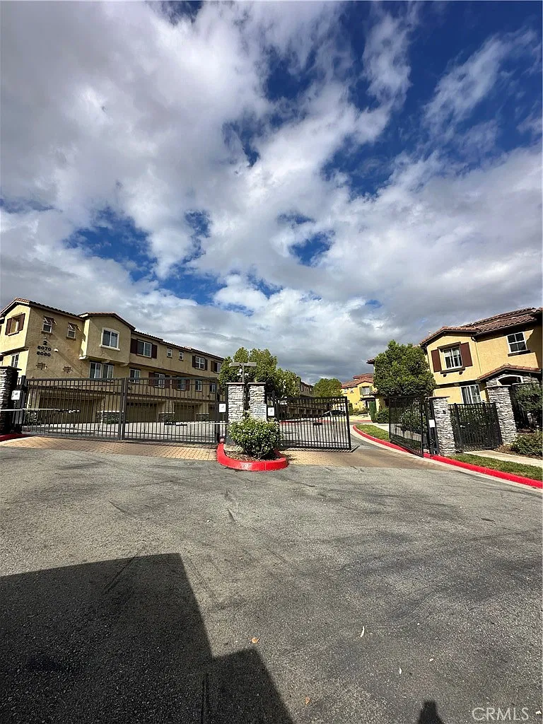 3 bed, 2.5 bath, 1413 sqft, $3,100 — Photo 3