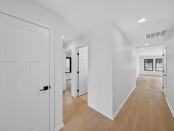 3rd image of 1420 Sunrise Ave SE