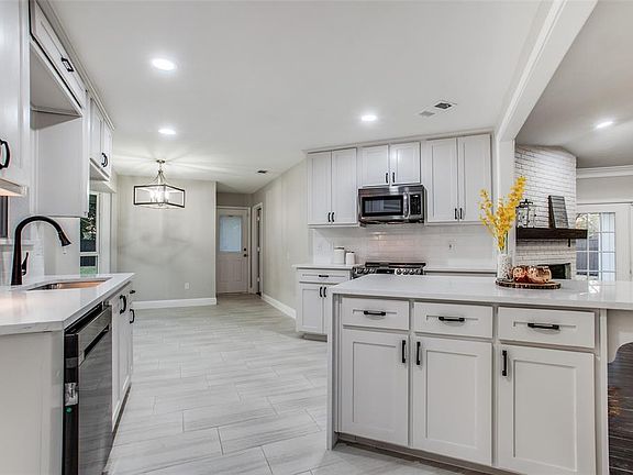 3rd image of 2821 Forest Grove Dr
