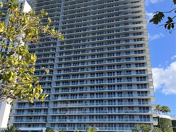 2nd image of 16385 Biscayne Blvd #606