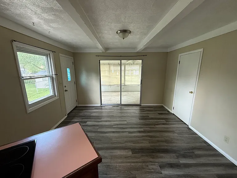 1237 Richland St — Photo 8