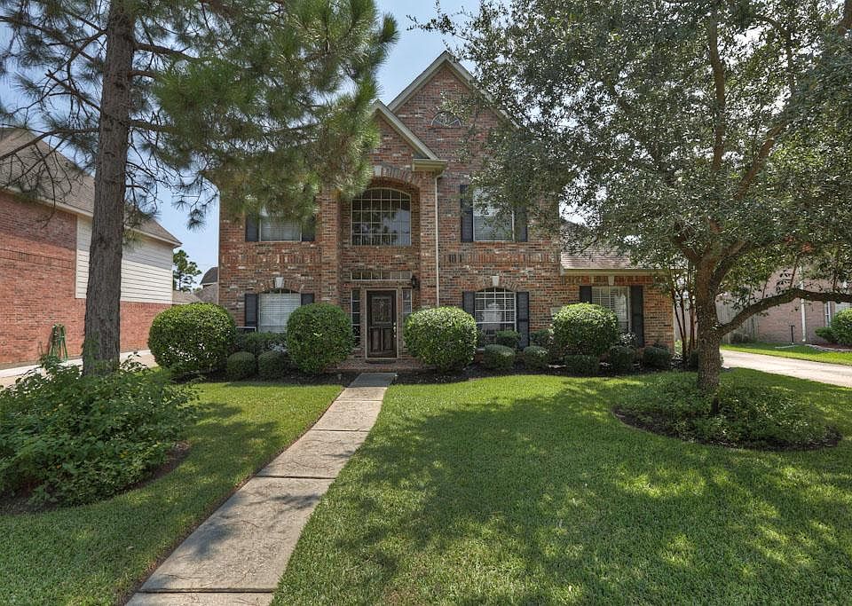 Lake Cove, Seabrook 4 bedrooms , master down, gameroom up 2.5 baths , 2 car garage