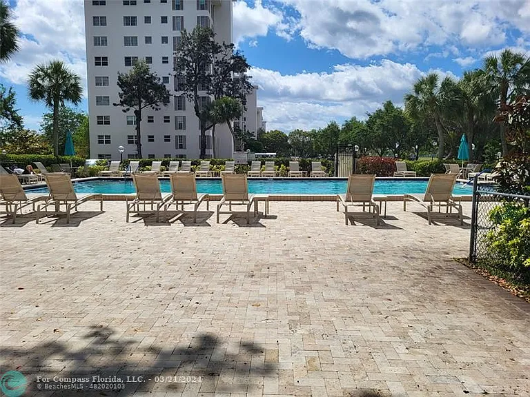 3300 N Palm Aire Dr #606 — Photo 33