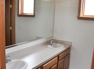 136 Waverly Way APT 1, Minot Afb, ND 58704