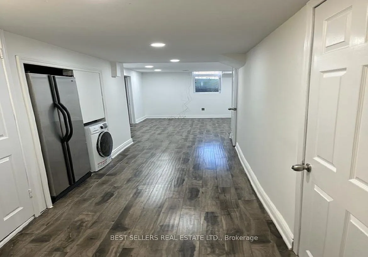 Building Photo - 3045 Hawktail Cres
