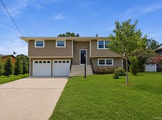 38 Golden Gate Dr, Shirley, NY 11967