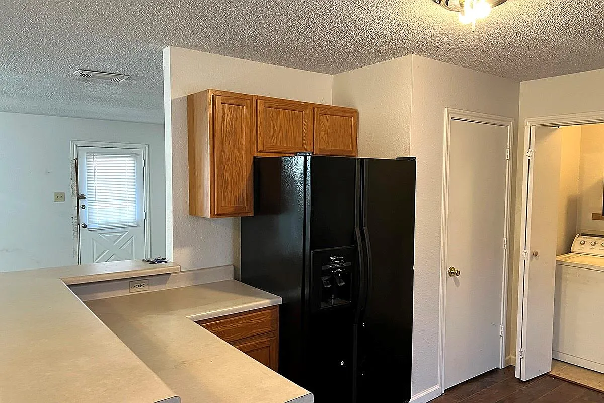 3 bed, 2.0 bath, 1624 sqft, $2,000 — Photo 1