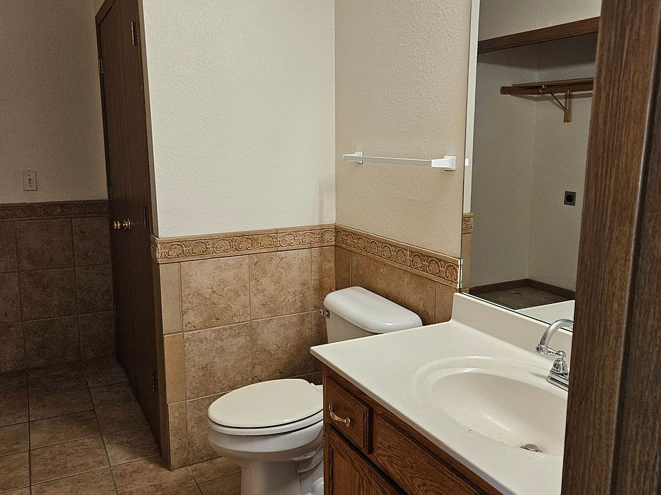 bathroom with laundry hookups