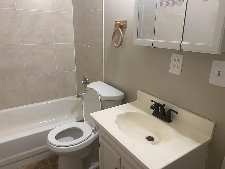 4570 Hamilton Ave — Photo 8