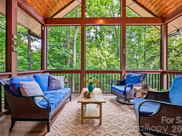 15 E Owl Creek Ln, Fairview, NC 28730