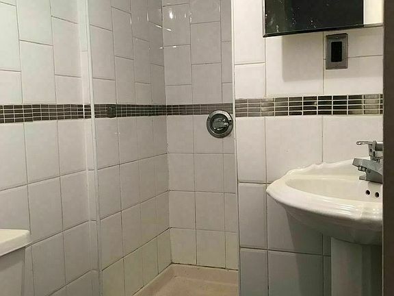 5th image of 521 Lafayette Ave #1A