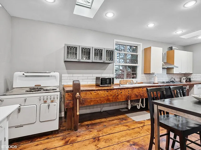 2404 Ridge Ave — Photo 8