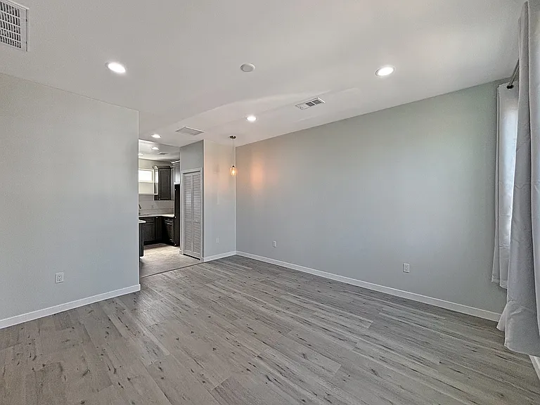 1056 N Lincoln St — Photo 8