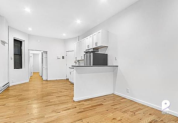 4th image of 324 W 49th St APT 1RW