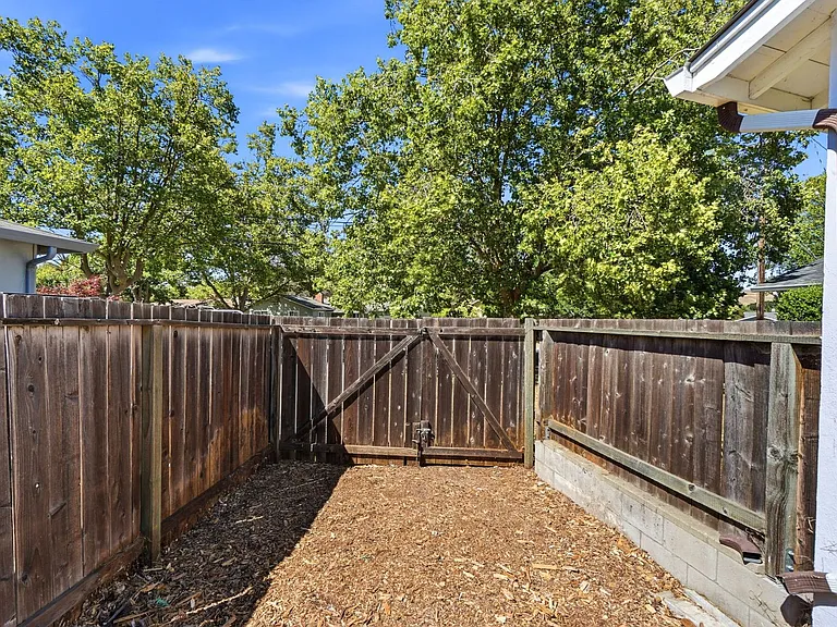 1835 Sandalwood Dr — Photo 28