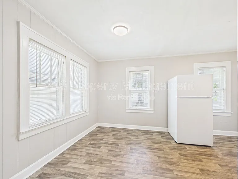 2205 E 59th St — Photo 4