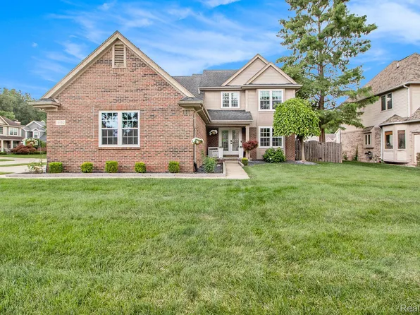 19192 Red Oak Ln, Brownstown, MI 48193