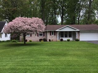 24 Bright Oaks Dr, Rochester, NY 14624