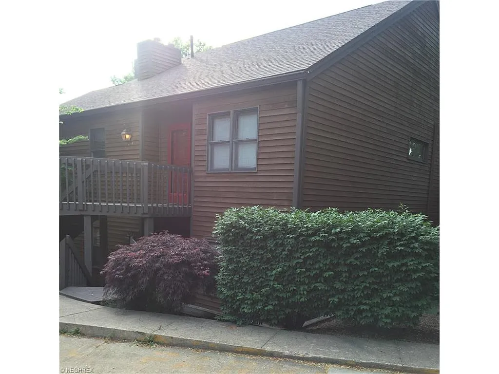 208 Clubside Dr NW photo 1