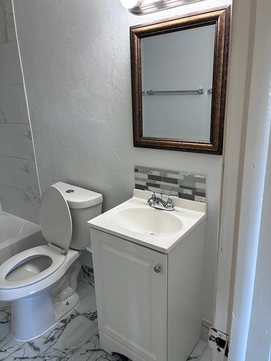 Building Photo - 3300 SW 28th St #206