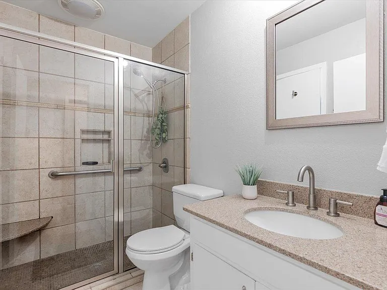 208 Skyloop Dr — Photo 14