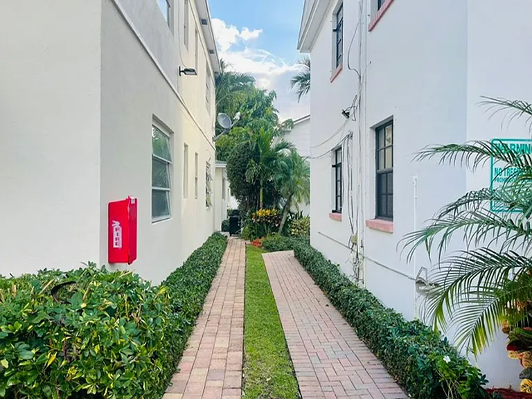 120 N Palmway — Photo 23