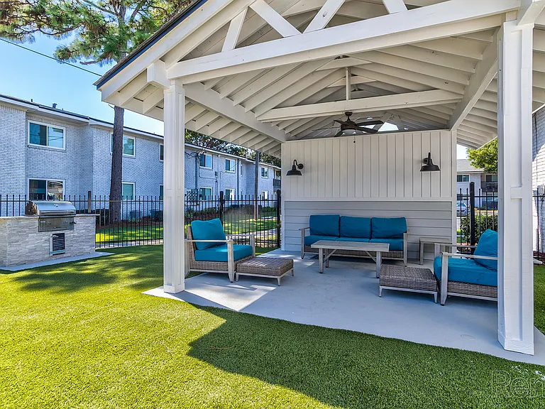 Elevate at 604 West Apartments — Photo 16