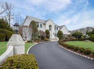 16 Green Ridge Dr, Manalapan, NJ 07726