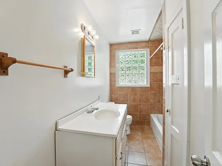 830 Nelson St — Photo 17