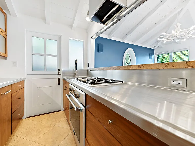 Stainless steel counters, dishwasher, Thermador range