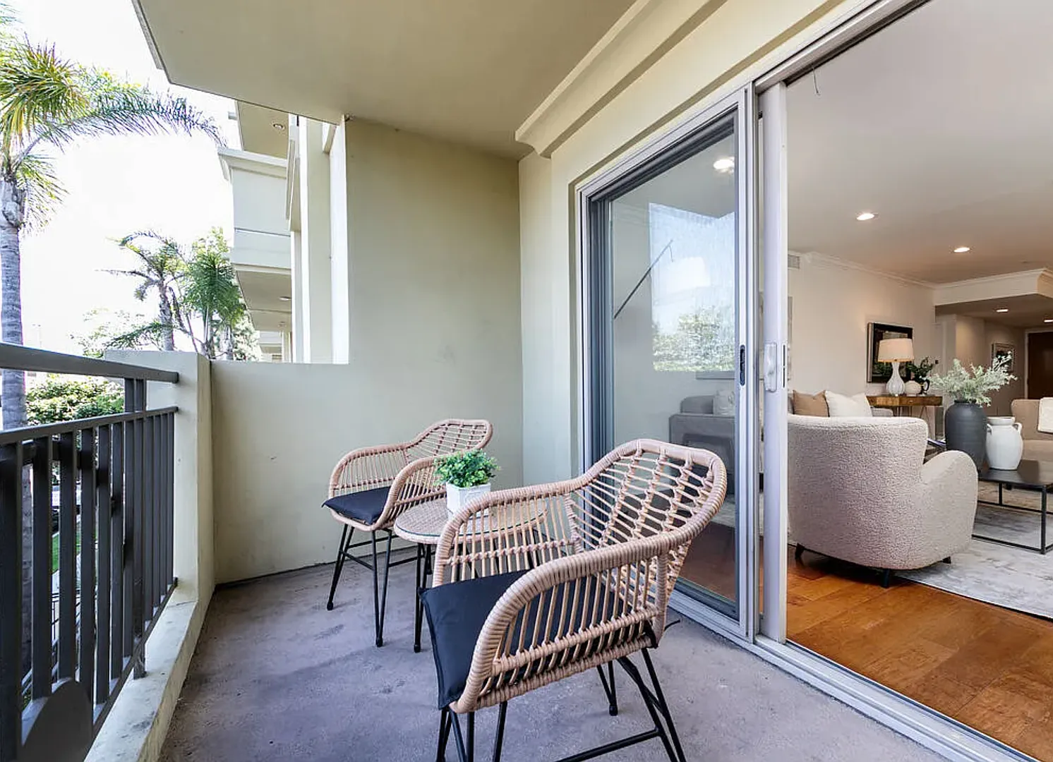 Experience the pinnacle of Westside living in the Brentwood Santa Monica area — Photo 3